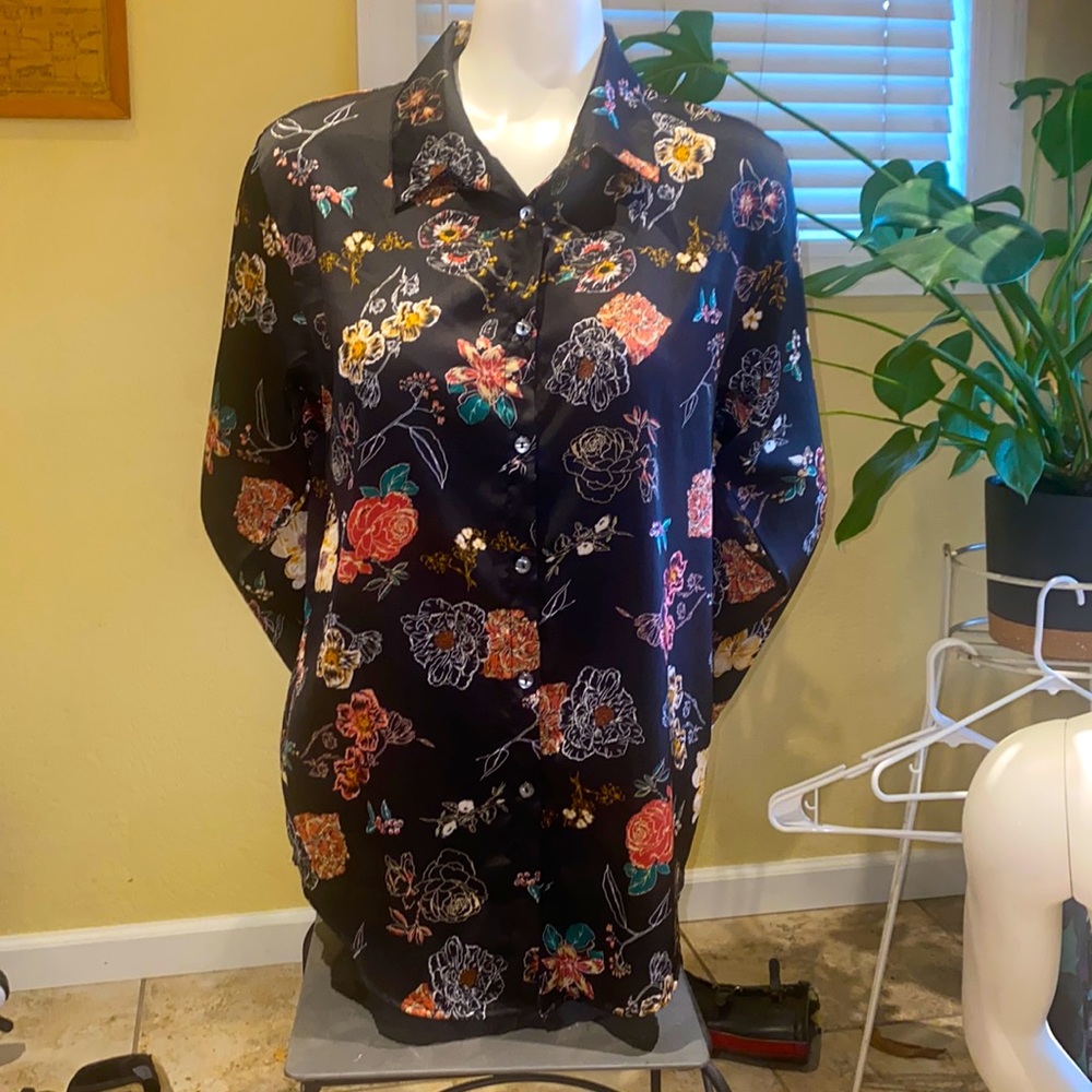 JON & ANNA contemporary dark floral blouse size M